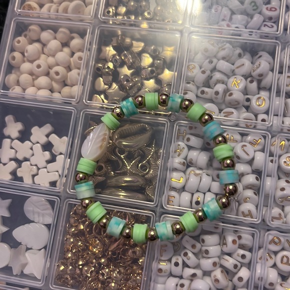 A preppy blue and white clay bead bracelet - Picture 1 of 1